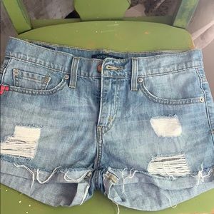 LEVI’S DENIM SHORTS